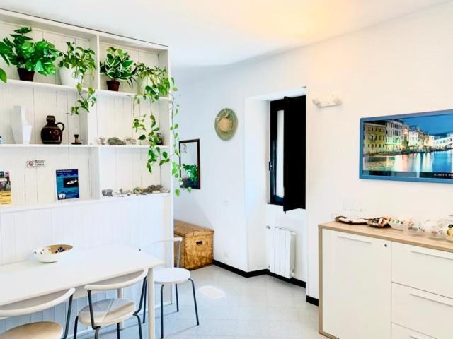 La Marina Tower Apartment With Private Sea View Terrace Vernazza Buitenkant foto